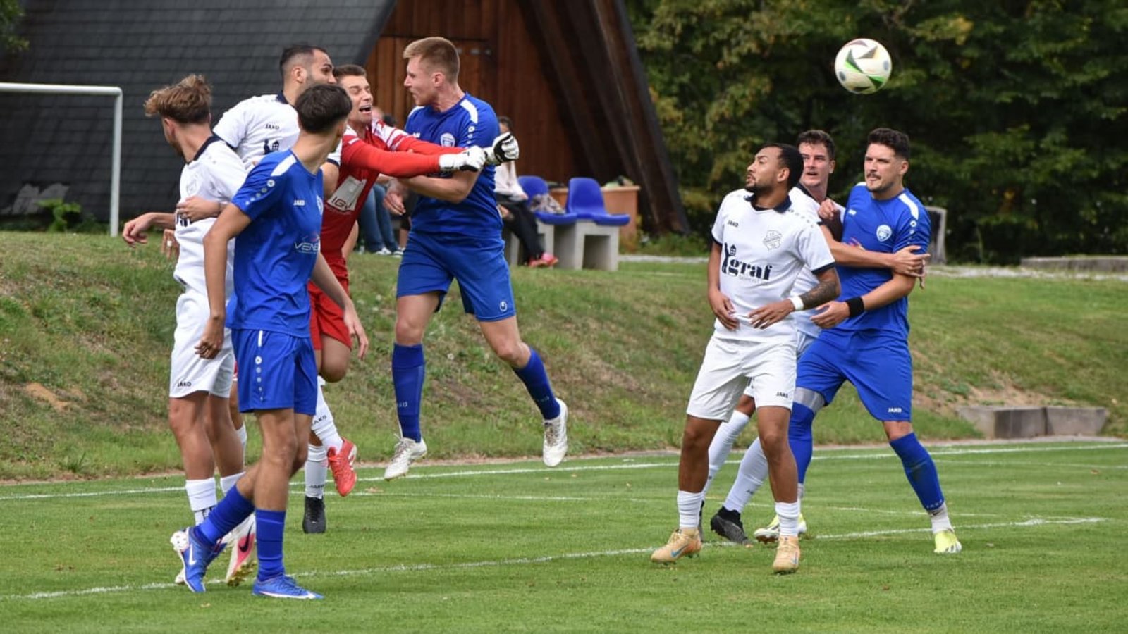 Zwar führte der TSV Schönaich (in Blau) kurzzeitig auswärts, aber Keeper Lukas Kroker und der SV Oberjesingen (in Weiß) hatten keinerlei Mühe, dennoch zu gewinnen.Michael Schwartz