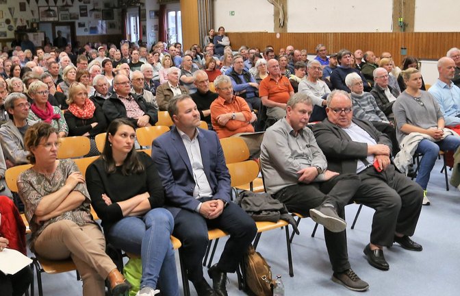 Rund 200 Zuhörer in Großglattbach interessieren sich für die Ausführungen von OB Frank Schneider (links oben), einige protestieren auch.