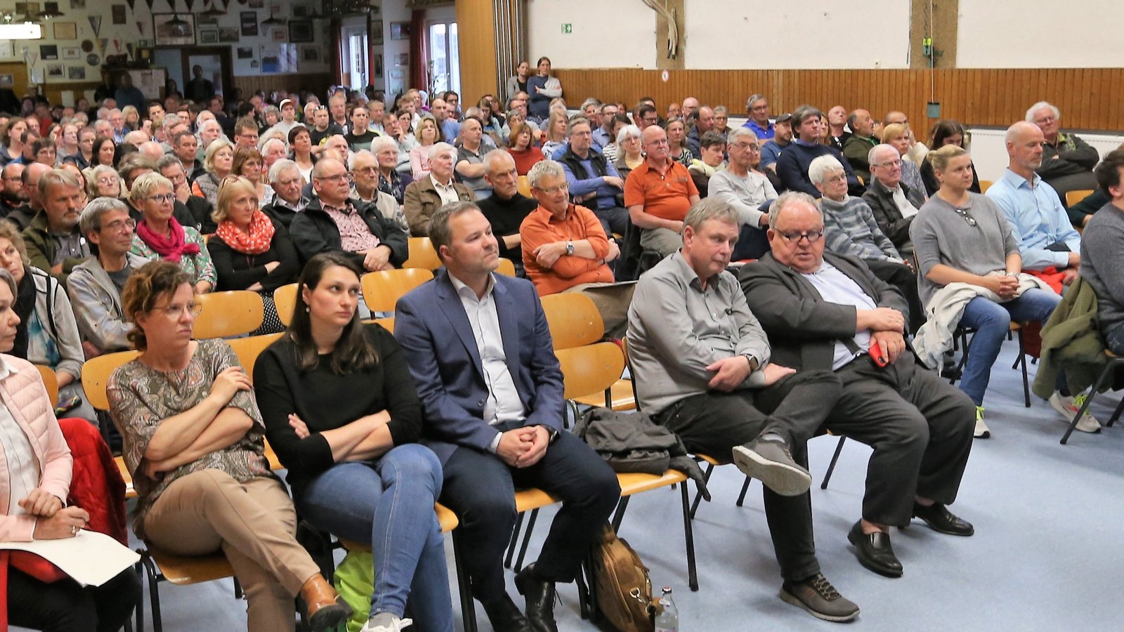 Rund 200 Zuhörer in Großglattbach interessieren sich für die Ausführungen von OB Frank Schneider (links oben), einige protestieren auch.