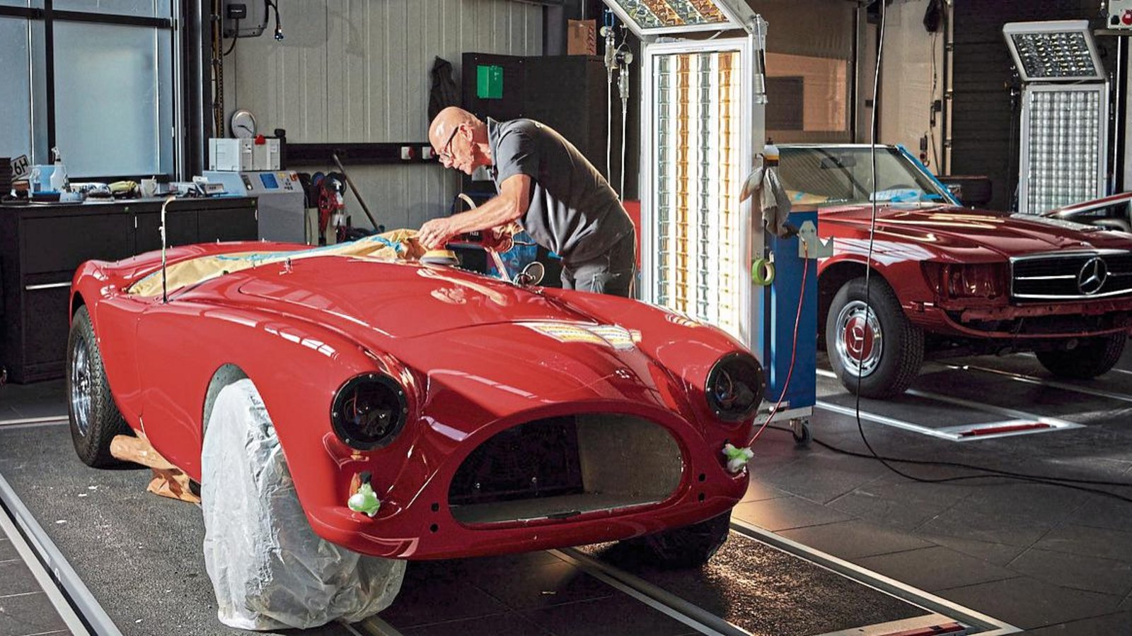 Tagelange Arbeit: In der Werkstatt der SML Car Group werden wertvolle Fahrzeuge aufwendig aufbereitet. Hier poliert Fachmann Edmund Vajdic einen AC Ace Bristol aus dem Jahr 1958. Foto: SML Tagelange Arbeit: In der Werkstatt der SML Car Group werden wertvolle Fahrzeuge aufwendig aufbereitet. Hier poliert Fachmann Edmund Vajdic einen AC Ace Bristol aus dem Jahr 1958. Foto: SML