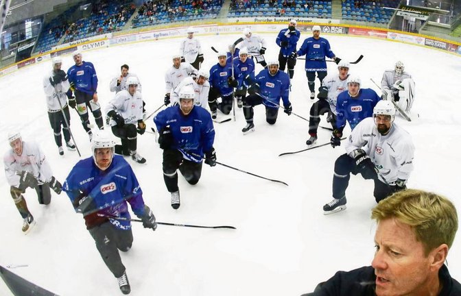 Am Taktikboard bespricht Steelers-Trainer Kevin Gaudet (rechts) die nächsten Übungen im öffentlichen Training. Foto: Baumann