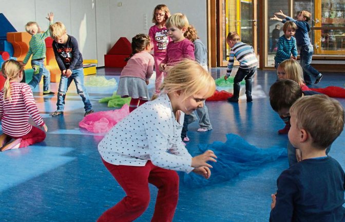 Die Jungs und Mädchen der Sonnenscheingruppe im Kindergarten in der Reichstraße kommen beim Turnen in Bewegung.  Fotos: Rostek