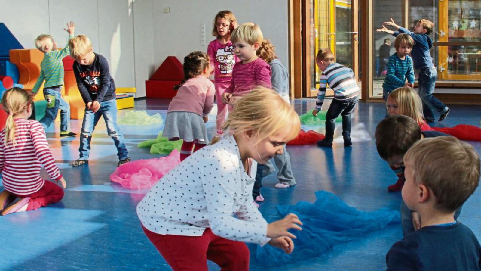 Die Jungs und Mädchen der Sonnenscheingruppe im Kindergarten in der Reichstraße kommen beim Turnen in Bewegung.  Fotos: Rostek