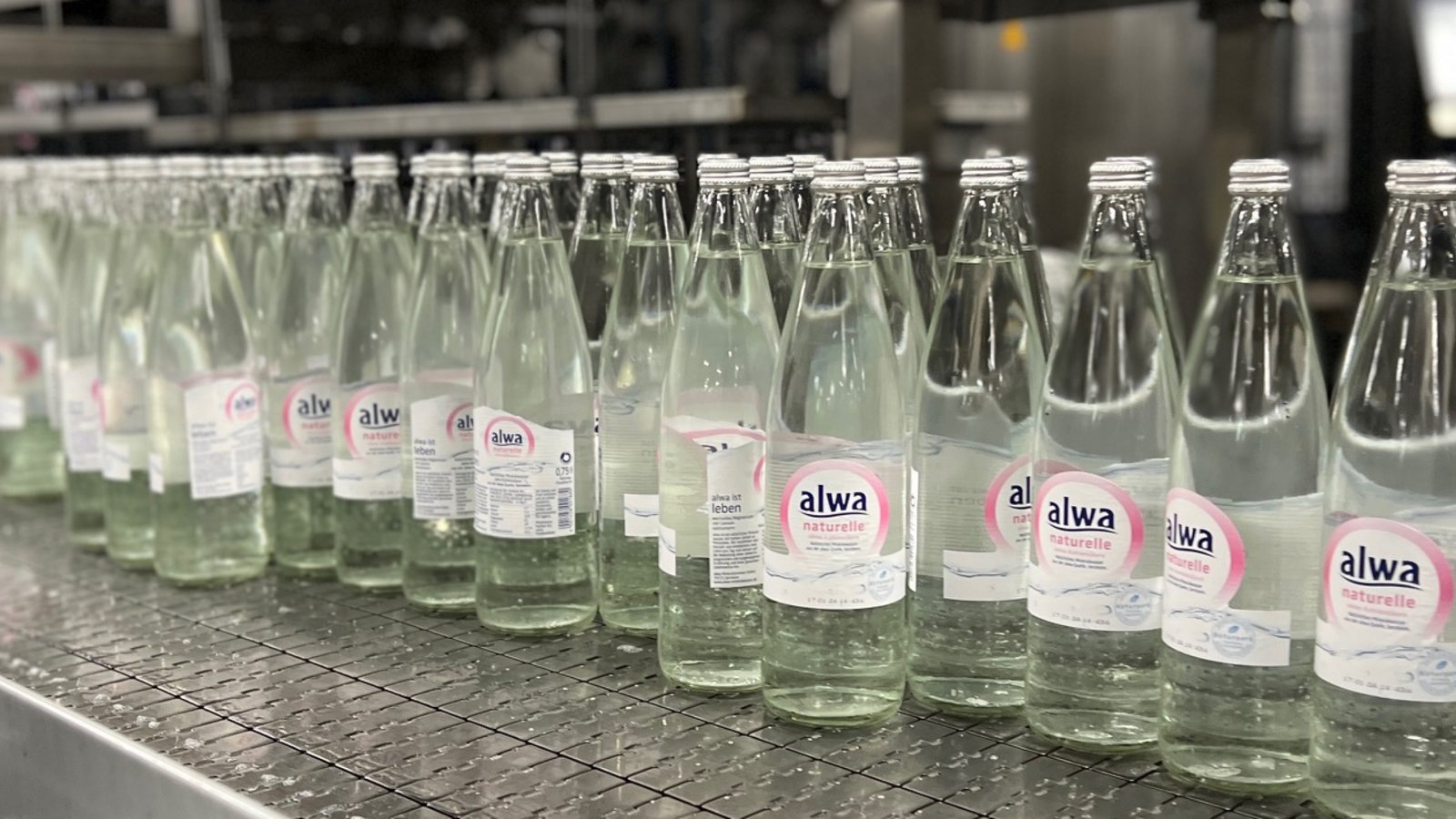 Die neue Glas-Mehrweganlage bei Alwa in Sersheim. Foto: pFoto: p Die neue Glas-Mehrweganlage bei Alwa in Sersheim. Foto: pFoto: p