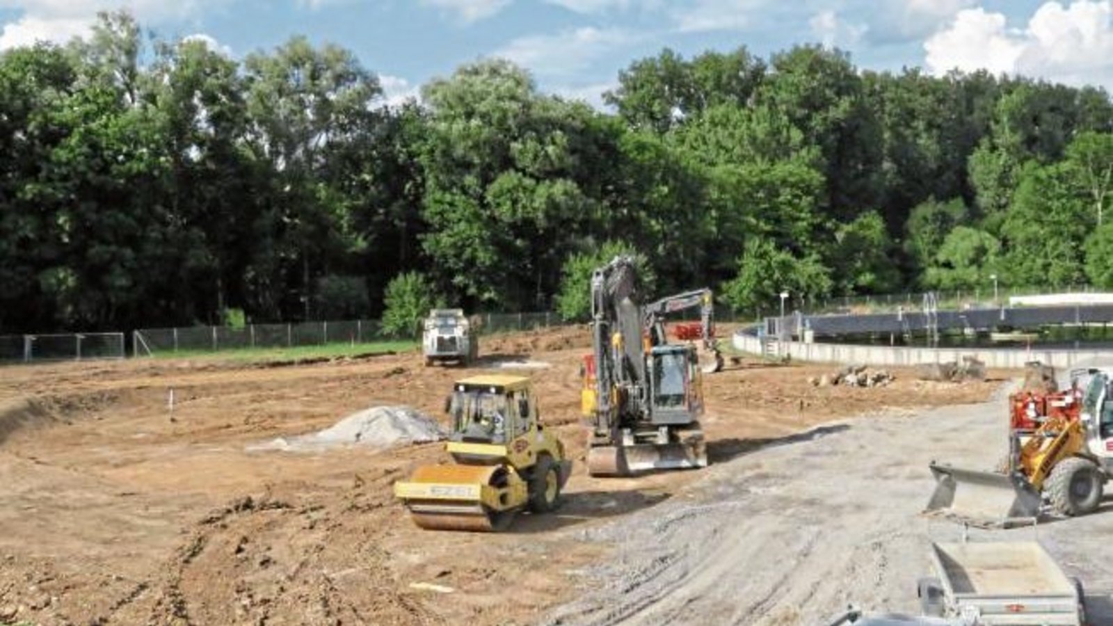 Baubeginn für die Erweiterung der Kläranlage Strudelbach in Enzweihingen. Die Planungen für das Projekt laufen bereits seit vielen Jahren, denn langfristig soll die Anlage in der Kernstadt zurückgebaut werden. Der Gemeinderat hatte im Mai den Bau eines zw Baubeginn für die Erweiterung der Kläranlage Strudelbach in Enzweihingen. Die Planungen für das Projekt laufen bereits seit vielen Jahren, denn langfristig soll die Anlage in der Kernstadt zurückgebaut werden. Der Gemeinderat hatte im Mai den Bau eines zw