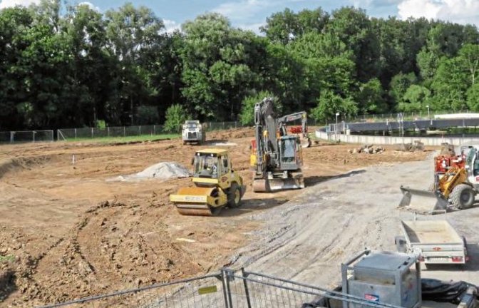 Baubeginn für die Erweiterung der Kläranlage Strudelbach in Enzweihingen. Die Planungen für das Projekt laufen bereits seit vielen Jahren, denn langfristig soll die Anlage in der Kernstadt zurückgebaut werden. Der Gemeinderat hatte im Mai den Bau eines zw
