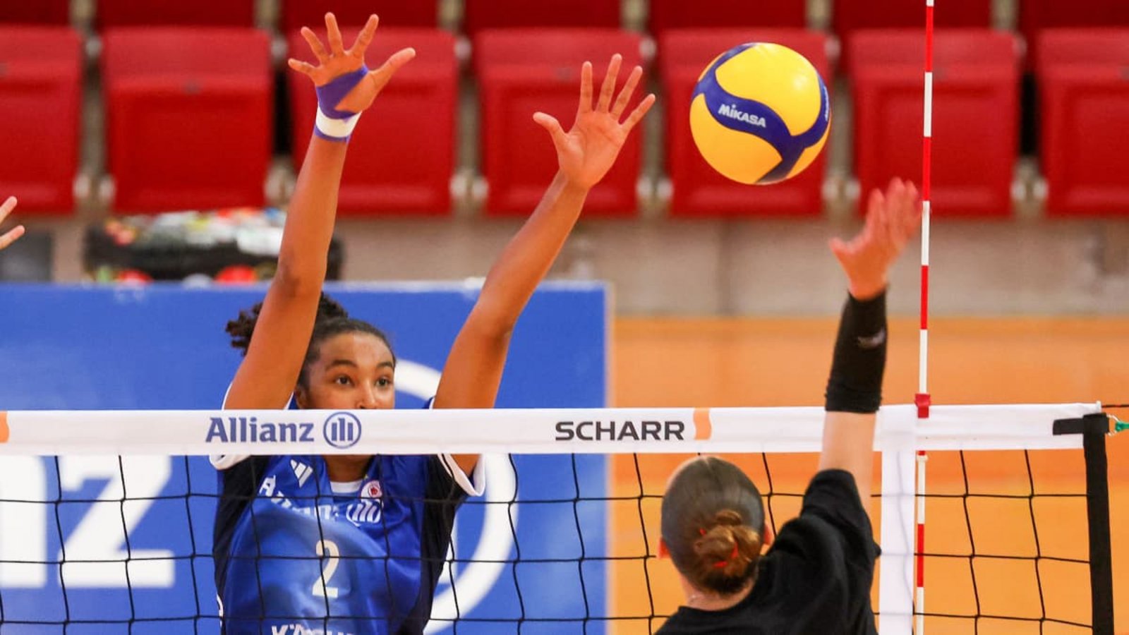 Der Block steht: Leilani Slacanin im Testspiel von Allianz MTV Stuttgart gegen den VC Kanti SchaffhausenBaumann Der Block steht: Leilani Slacanin im Testspiel von Allianz MTV Stuttgart gegen den VC Kanti SchaffhausenBaumann