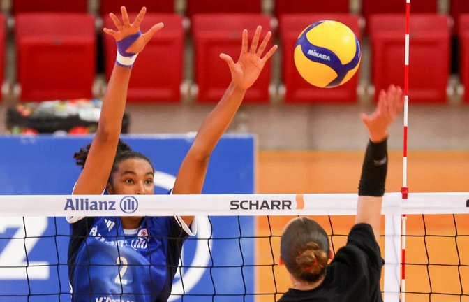 Der Block steht: Leilani Slacanin im Testspiel von Allianz MTV Stuttgart gegen den VC Kanti Schaffhausen<span class='image-autor'>Baumann</span>