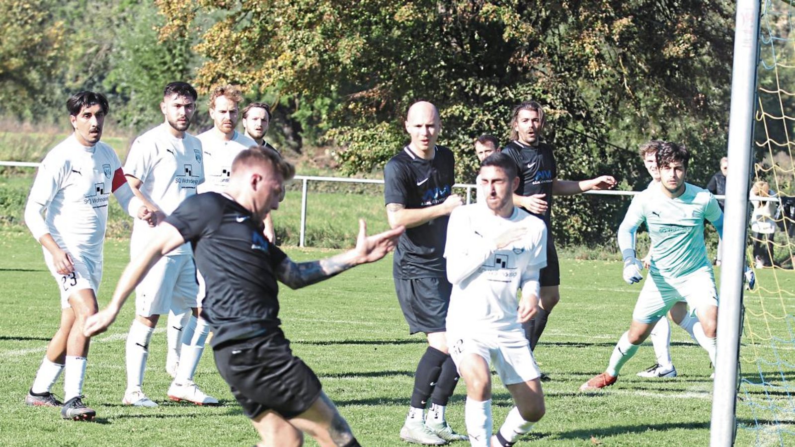 Nachdem SpVgg-Torwart Robin-Dean Mihojlovic (rechts) den Ball nach einer Ecke von Benjamin Langhans durch die Finger hat rutschen lassen, tritt Marco Kolder (vorne) über das Spielgerät. Foto: Nachreiner