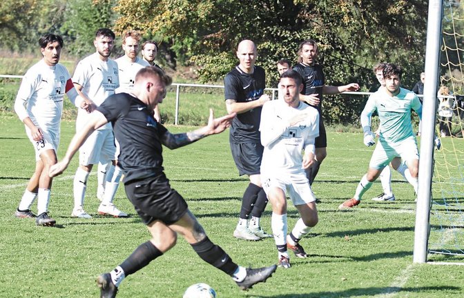 Nachdem SpVgg-Torwart Robin-Dean Mihojlovic (rechts) den Ball nach einer Ecke von Benjamin Langhans durch die Finger hat rutschen lassen, tritt Marco Kolder (vorne) über das Spielgerät. Foto: Nachreiner