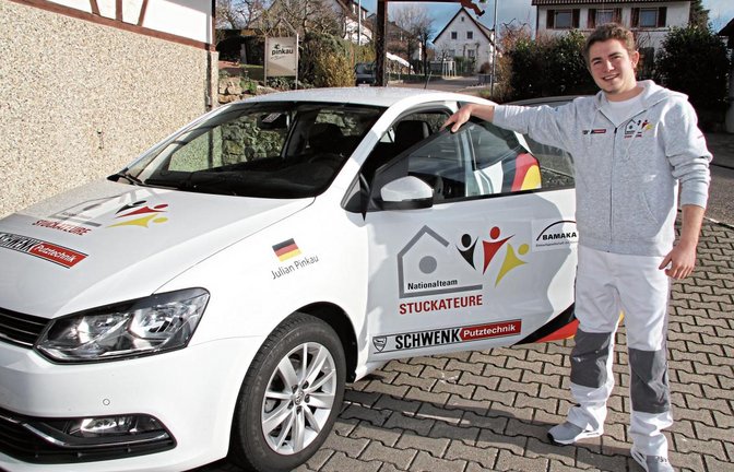 Als Mitglied des Nationalteams bekommt Julian Pinkau für zwei Jahre ein Fahrzeug mit eigener Namensaufschrift gestellt.  Foto: Banholzer