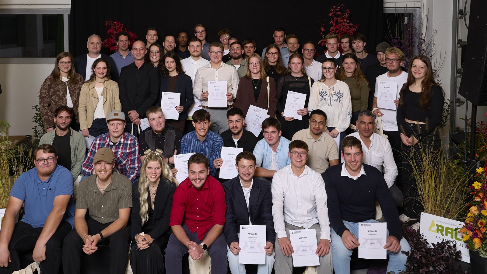 Aus Azubis werden Fachkräfte: Die 46 neuen Landschaftsgärtner der zwei Regionen feiern ihre Freisprechung in Kirchheim. Foto: p Aus Azubis werden Fachkräfte: Die 46 neuen Landschaftsgärtner der zwei Regionen feiern ihre Freisprechung in Kirchheim. Foto: p