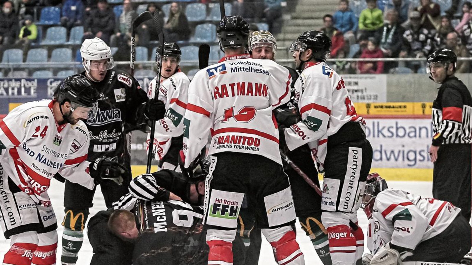 Bietigheims Tyler McNeely und Bad Nauheims Marc Kohl (am Boden) haben sich in einem Ringkampf ineinander verbissen. Foto: Simecek Bietigheims Tyler McNeely und Bad Nauheims Marc Kohl (am Boden) haben sich in einem Ringkampf ineinander verbissen. Foto: Simecek