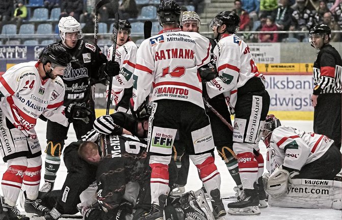 Bietigheims Tyler McNeely und Bad Nauheims Marc Kohl (am Boden) haben sich in einem Ringkampf ineinander verbissen.  Foto: Simecek
