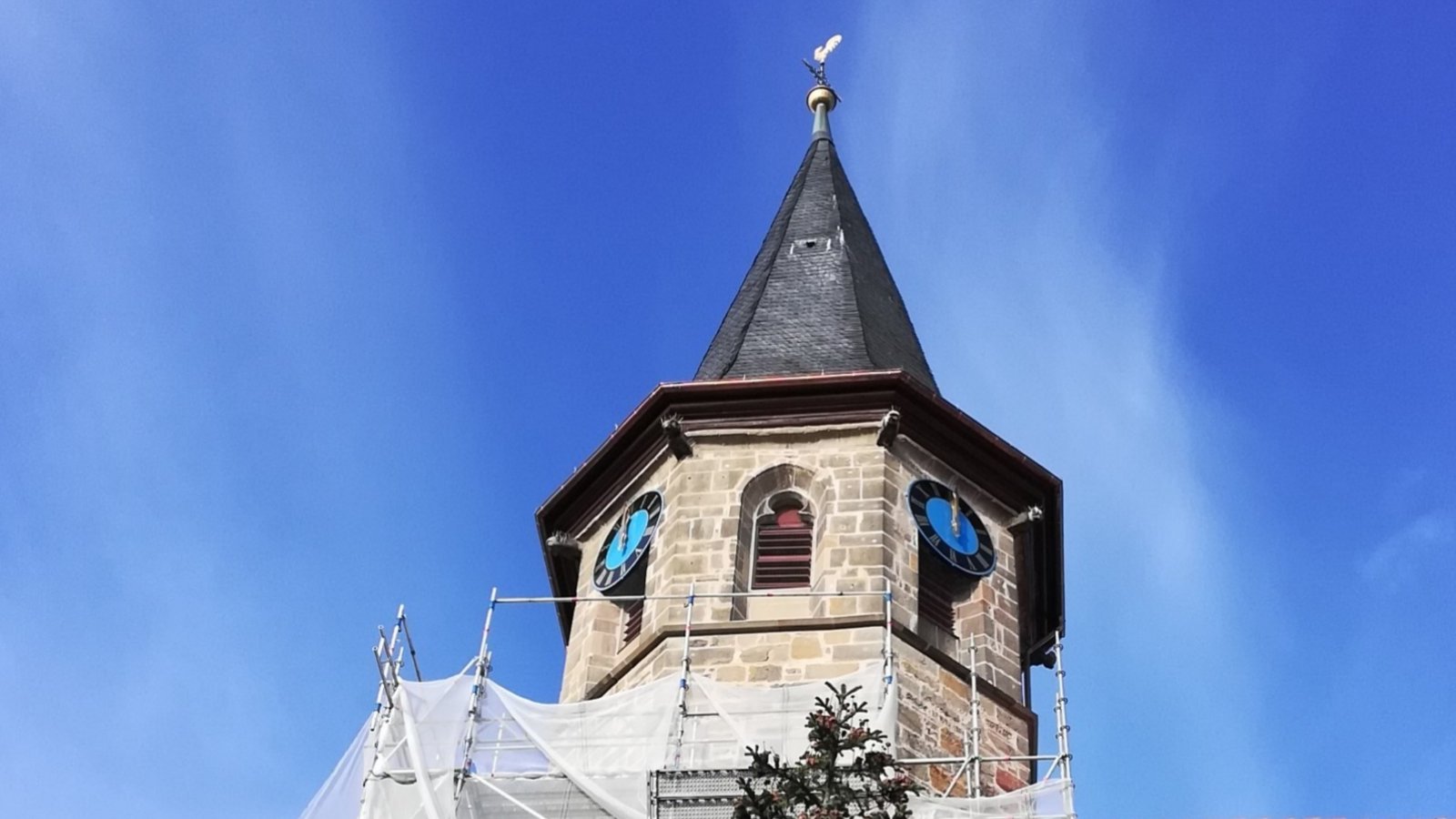 Enthüllung.Nach der Turmsanierung wird die Enzweihinger Martinskirche wieder vom Gerüst-Korsett befreit.  Foto: Arning