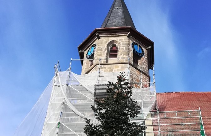 Enthüllung.Nach der Turmsanierung wird die Enzweihinger Martinskirche wieder vom Gerüst-Korsett befreit.  <span class='image-autor'>Foto: Arning</span>