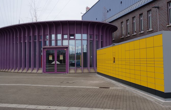 Unübersehbar: die neue gelbe DHL-Packstation im Eingangsbereich des Vaihinger Bahnhofs.  <span class='image-autor'>Foto: Rücker</span>