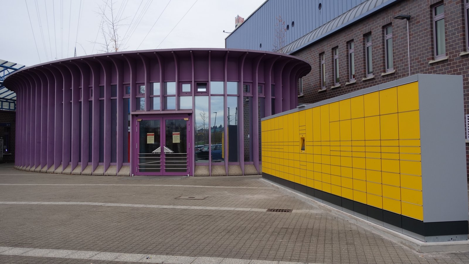 Unübersehbar: die neue gelbe DHL-Packstation im Eingangsbereich des Vaihinger Bahnhofs.  Foto: Rücker