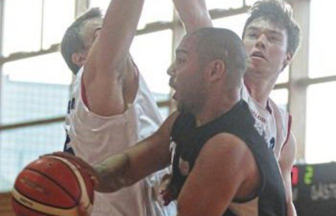 Nicht immer einen leichten Stand auf dem Weg zum Korb haben Themis Koupidis (Mitte) und die BSG-Basketballer. Foto: Nachreiner