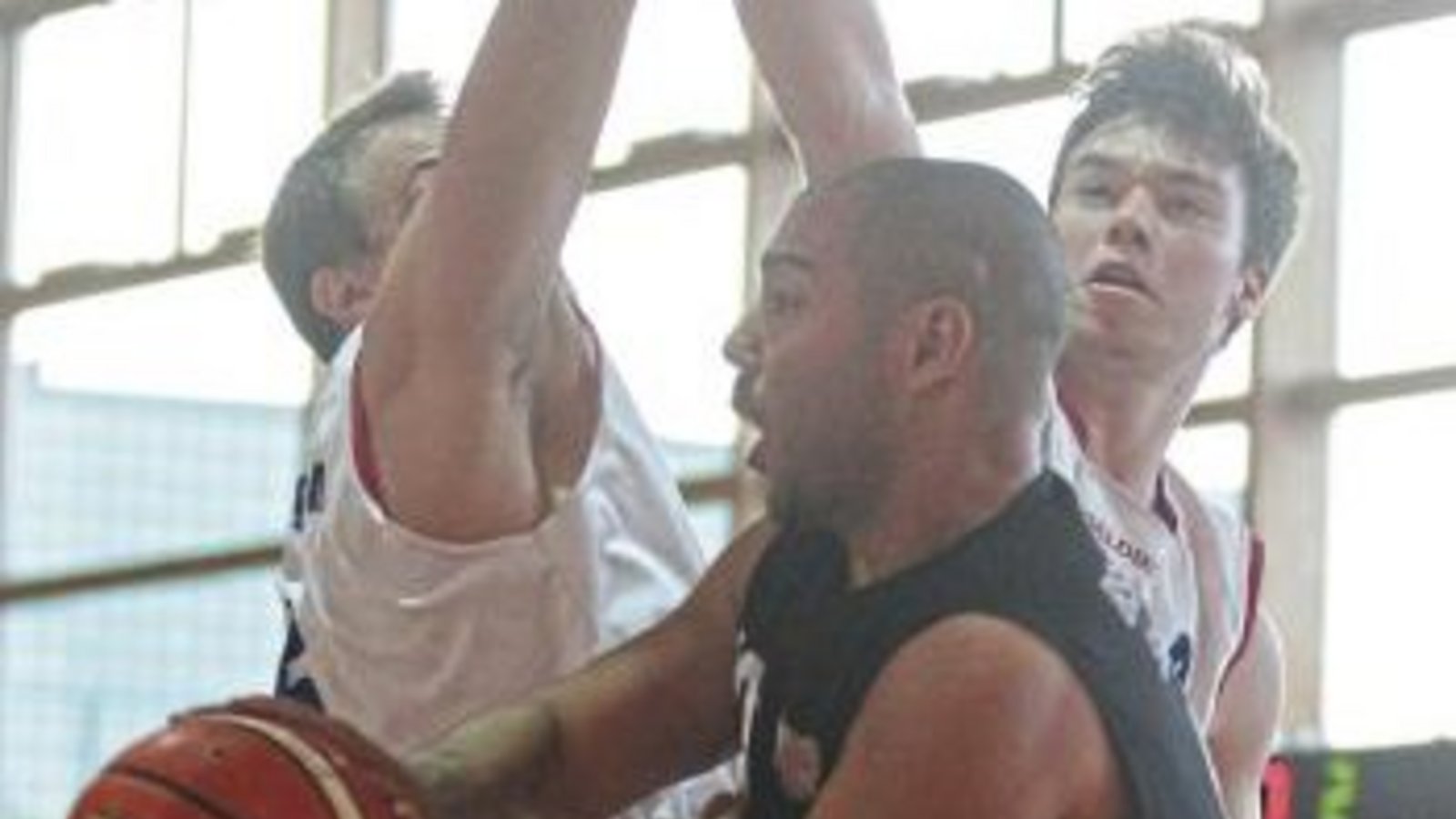 Nicht immer einen leichten Stand auf dem Weg zum Korb haben Themis Koupidis (Mitte) und die BSG-Basketballer. Foto: Nachreiner Nicht immer einen leichten Stand auf dem Weg zum Korb haben Themis Koupidis (Mitte) und die BSG-Basketballer. Foto: Nachreiner
