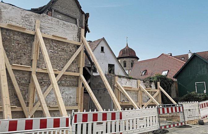 Der freiliegende Stadtmauerabschnitt wurde fachmännisch abgestützt.  Fotos: p