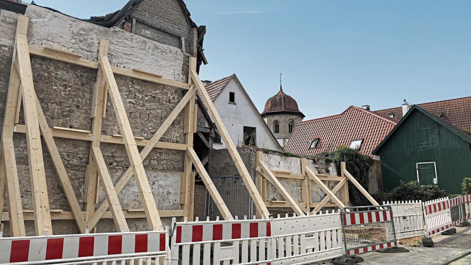 Der freiliegende Stadtmauerabschnitt wurde fachmännisch abgestützt. Fotos: p Der freiliegende Stadtmauerabschnitt wurde fachmännisch abgestützt. Fotos: p