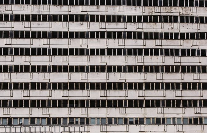Damit Wohnungen in staatlichem Besitz irgendwann nicht so aussehen wie einst der ehemalige DDR-Vorzeigebau auf der Karl-Marx-Allee unweit des Alexanderplatzes, müsste das Land Berlin sehr viel Geld in die Hand nehmen. Geld, das es nicht hat - außer der Bund - und damit der gesamtdeutsche Steuerzahler - zahlt für die Verwirklichung linker Träumereien.<span class='image-autor'>Imago/Imagebroker</span>
