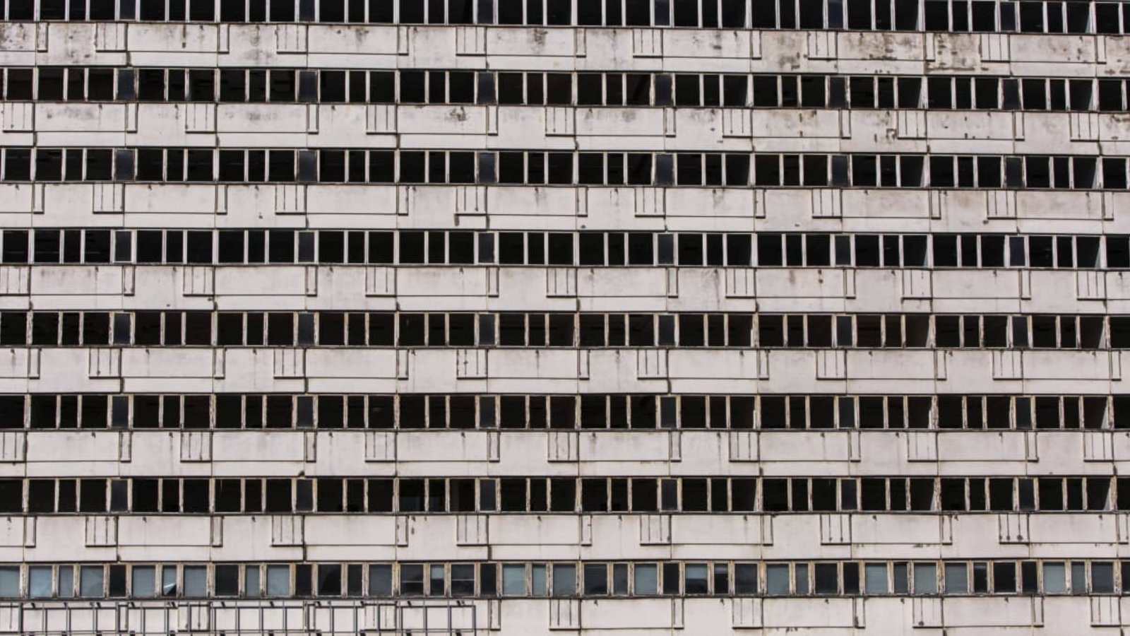 Damit Wohnungen in staatlichem Besitz irgendwann nicht so aussehen wie einst der ehemalige DDR-Vorzeigebau auf der Karl-Marx-Allee unweit des Alexanderplatzes, müsste das Land Berlin sehr viel Geld in die Hand nehmen. Geld, das es nicht hat - außer der Bund - und damit der gesamtdeutsche Steuerzahler - zahlt für die Verwirklichung linker Träumereien.Imago/Imagebroker