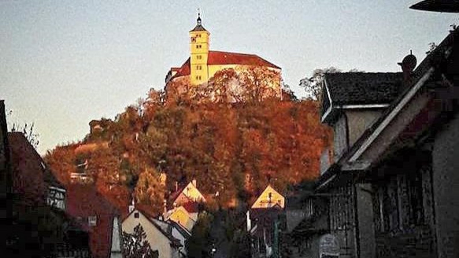 Während sich unten schnöder Verkehr durch die Grabenstraße schlängelt, leuchtet hoch über Vaihingen Schloss Kaltenstein gülden im Morgenlicht. Foto: Rücker Während sich unten schnöder Verkehr durch die Grabenstraße schlängelt, leuchtet hoch über Vaihingen Schloss Kaltenstein gülden im Morgenlicht. Foto: Rücker