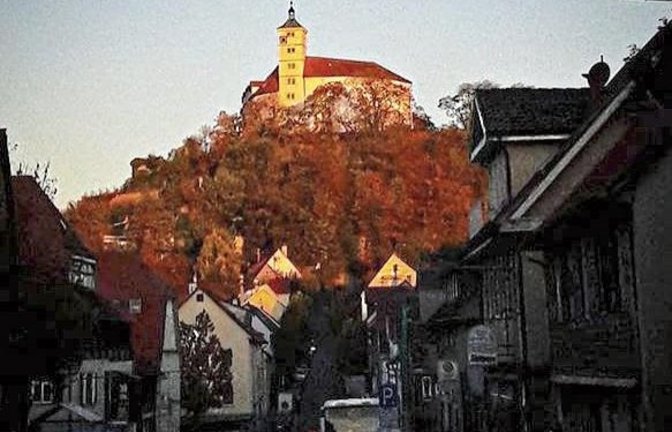 Während sich unten schnöder Verkehr durch die Grabenstraße schlängelt, leuchtet hoch über Vaihingen Schloss Kaltenstein gülden im Morgenlicht.  Foto: Rücker