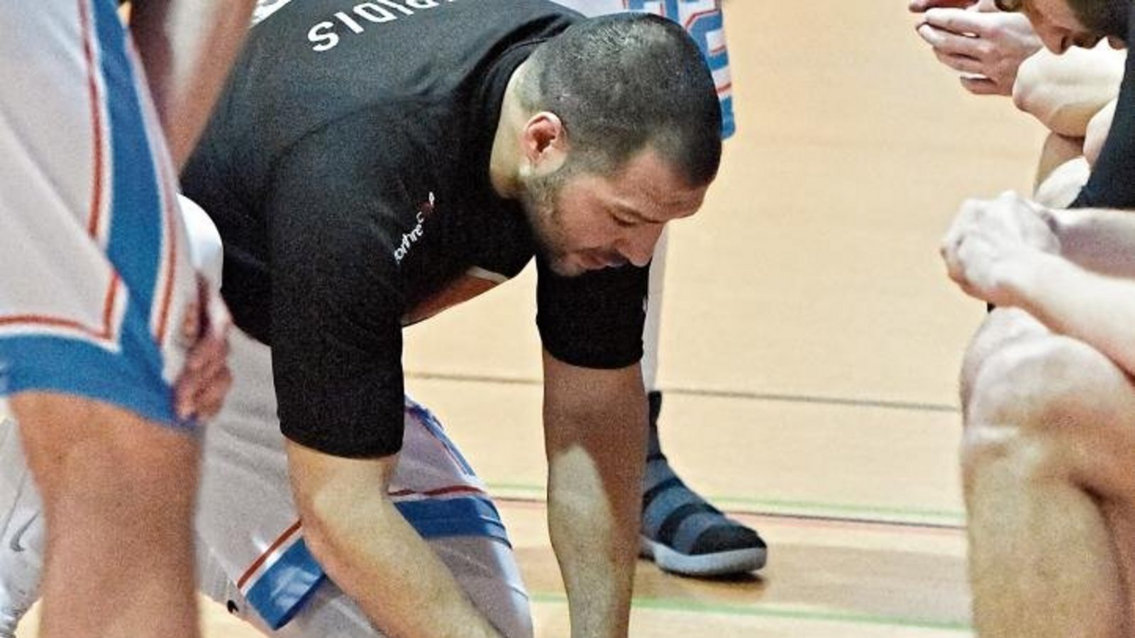 BSG-Coach Themis Koupidis (Mitte kniend) hat auch für das Spiel am Samstag eine klare taktische Marschroute und wird seine Spieler optimal auf die Partie vorbereiten. Foto: Leitner BSG-Coach Themis Koupidis (Mitte kniend) hat auch für das Spiel am Samstag eine klare taktische Marschroute und wird seine Spieler optimal auf die Partie vorbereiten. Foto: Leitner