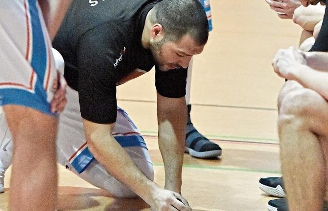 BSG-Coach Themis Koupidis (Mitte kniend) hat auch für das Spiel am Samstag eine klare taktische Marschroute und wird seine Spieler optimal auf die Partie vorbereiten. Foto: Leitner