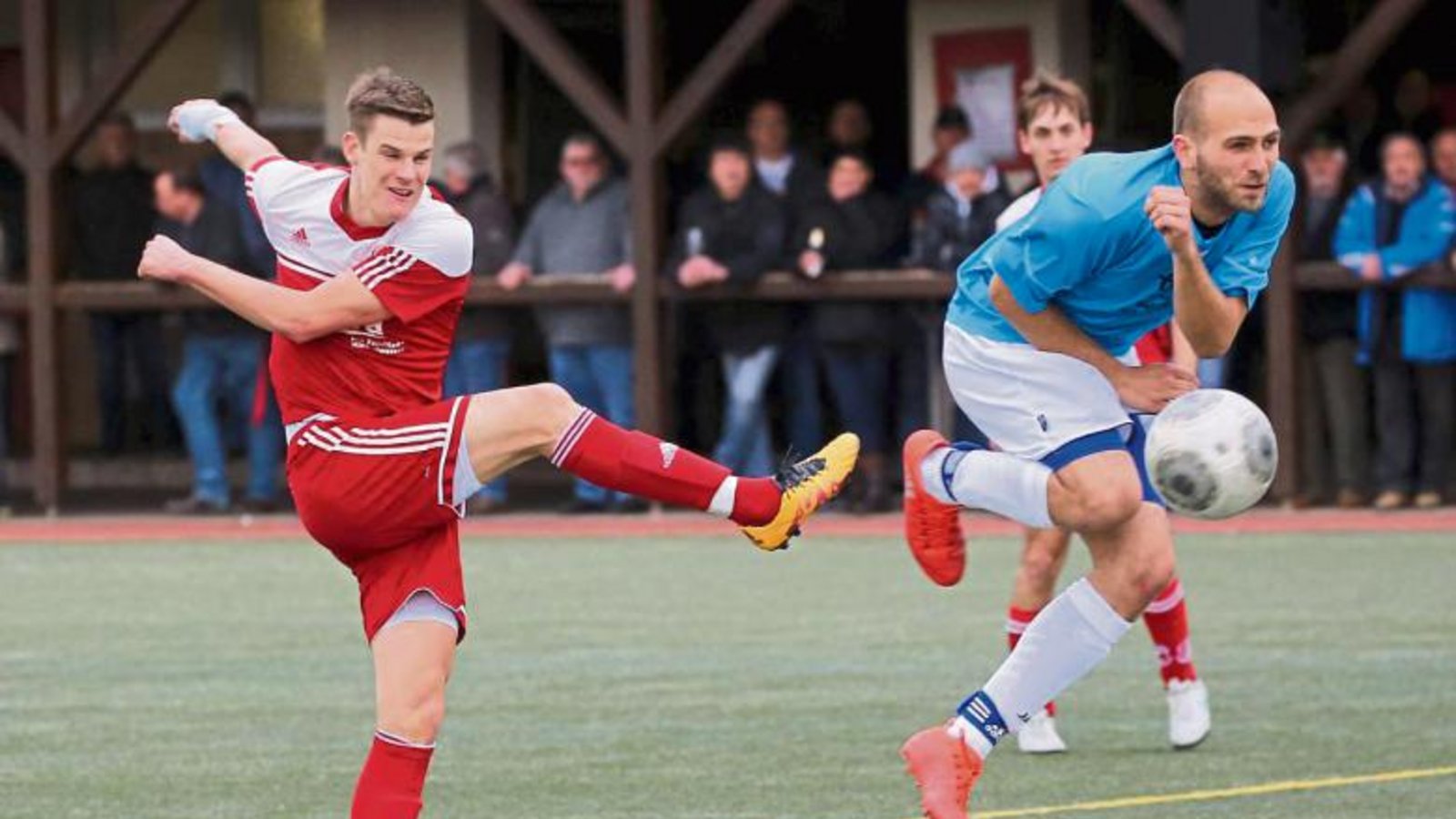 Man gehe in Deckung: Der Vollspannschuss von SGM-Spielertrainer Daniel Nissan (links) kann einen ausknocken. Foto: Küppers Man gehe in Deckung: Der Vollspannschuss von SGM-Spielertrainer Daniel Nissan (links) kann einen ausknocken. Foto: Küppers