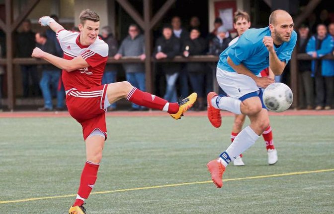 Man gehe in Deckung: Der Vollspannschuss von SGM-Spielertrainer Daniel Nissan (links) kann einen ausknocken. Foto: Küppers