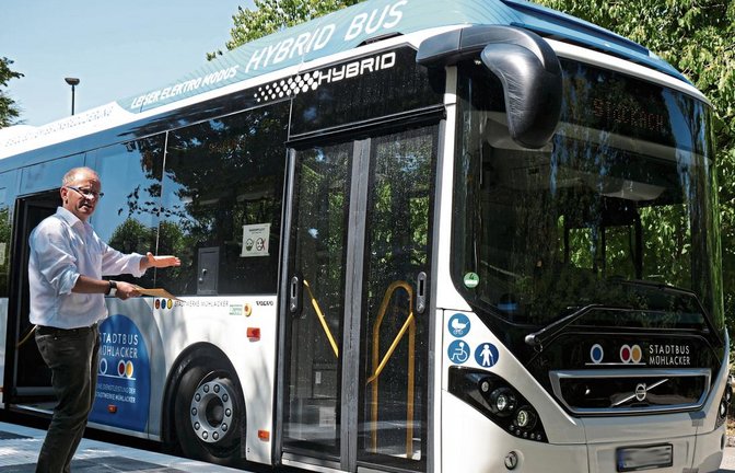 Busse sollen die 84 Bushaltestellen in Mühlacker zukünftig barrierefrei anfahren können, verspricht Bürgermeister Winfried Abicht.  Foto: Friedrich