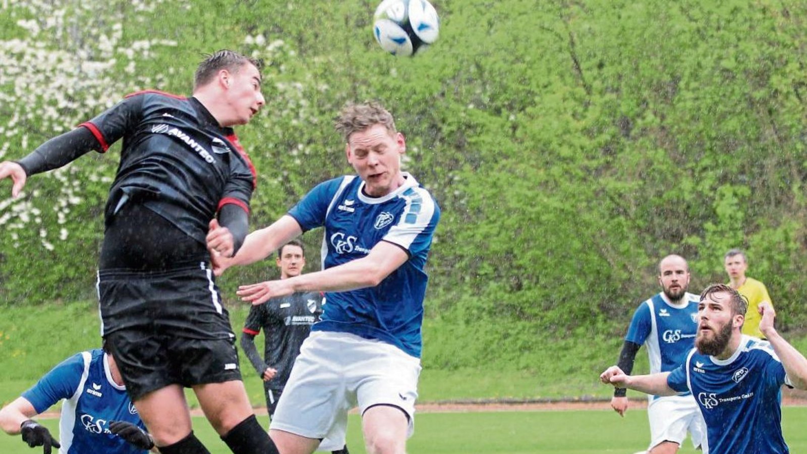 Daniel Stierle (links) köpft den Ball über Marek Althans, doch in der ersten Halbzeit herrschte in Aurich vor allem kräftiger Regen. Foto: Küppers