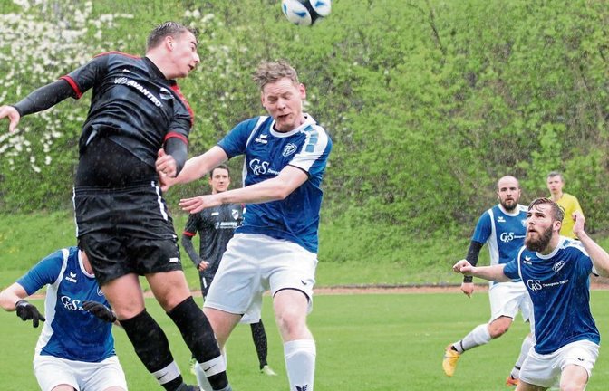 Daniel Stierle (links) köpft den Ball über Marek Althans, doch in der ersten Halbzeit herrschte in Aurich vor allem kräftiger Regen. Foto: Küppers