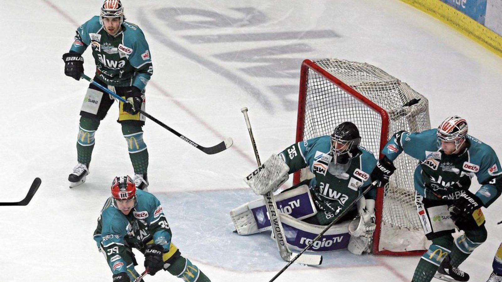 Bisher hieß die Devise, die Gefahr vor dem eigenen Tor abzuwenden. Doch in welcher Liga spielen die Steelers künftig überhaupt? Foto: Küppers Bisher hieß die Devise, die Gefahr vor dem eigenen Tor abzuwenden. Doch in welcher Liga spielen die Steelers künftig überhaupt? Foto: Küppers