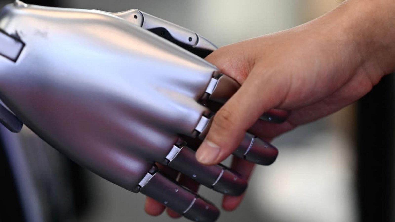 Mensch und Maschine: gute Freunde? Eine außer Kontrolle geratende KI in einem Roboter-Körper könnte die reale Welt immer autonomer erobern. Es wird Zeit, ein paar Leitplanken einzuziehen.Pedro Pardo/AFP