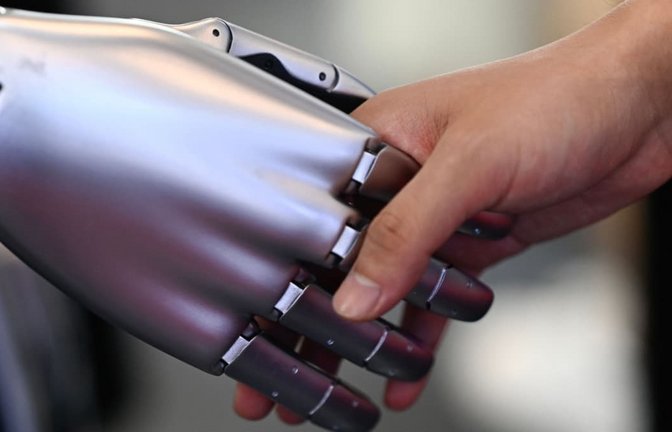 Mensch und Maschine: gute Freunde? Eine außer Kontrolle geratende KI in einem Roboter-Körper könnte die reale Welt immer autonomer erobern. Es wird Zeit, ein paar Leitplanken einzuziehen.<span class='image-autor'>Pedro Pardo/AFP</span>