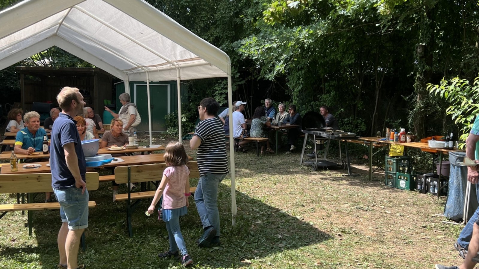 Schatten ist bei den Gästen des Sommerfestes im Vaihinger OGV-Garten begehrt. Foto: p Schatten ist bei den Gästen des Sommerfestes im Vaihinger OGV-Garten begehrt. Foto: p