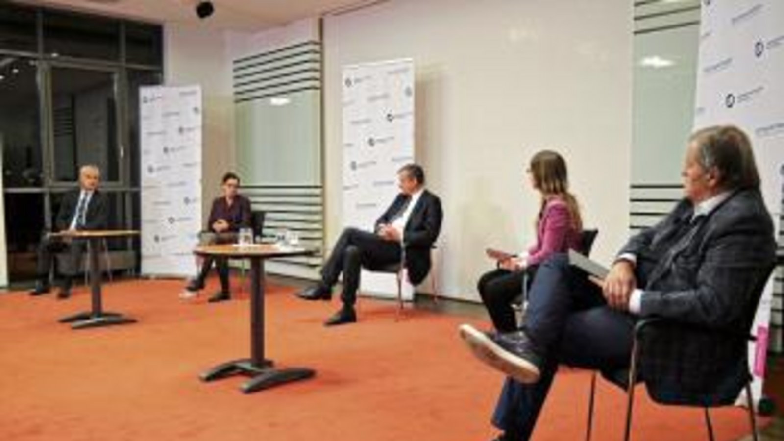 Diskussionsrunde zum Antrieb der Zukunft. sf Diskussionsrunde zum Antrieb der Zukunft. sf