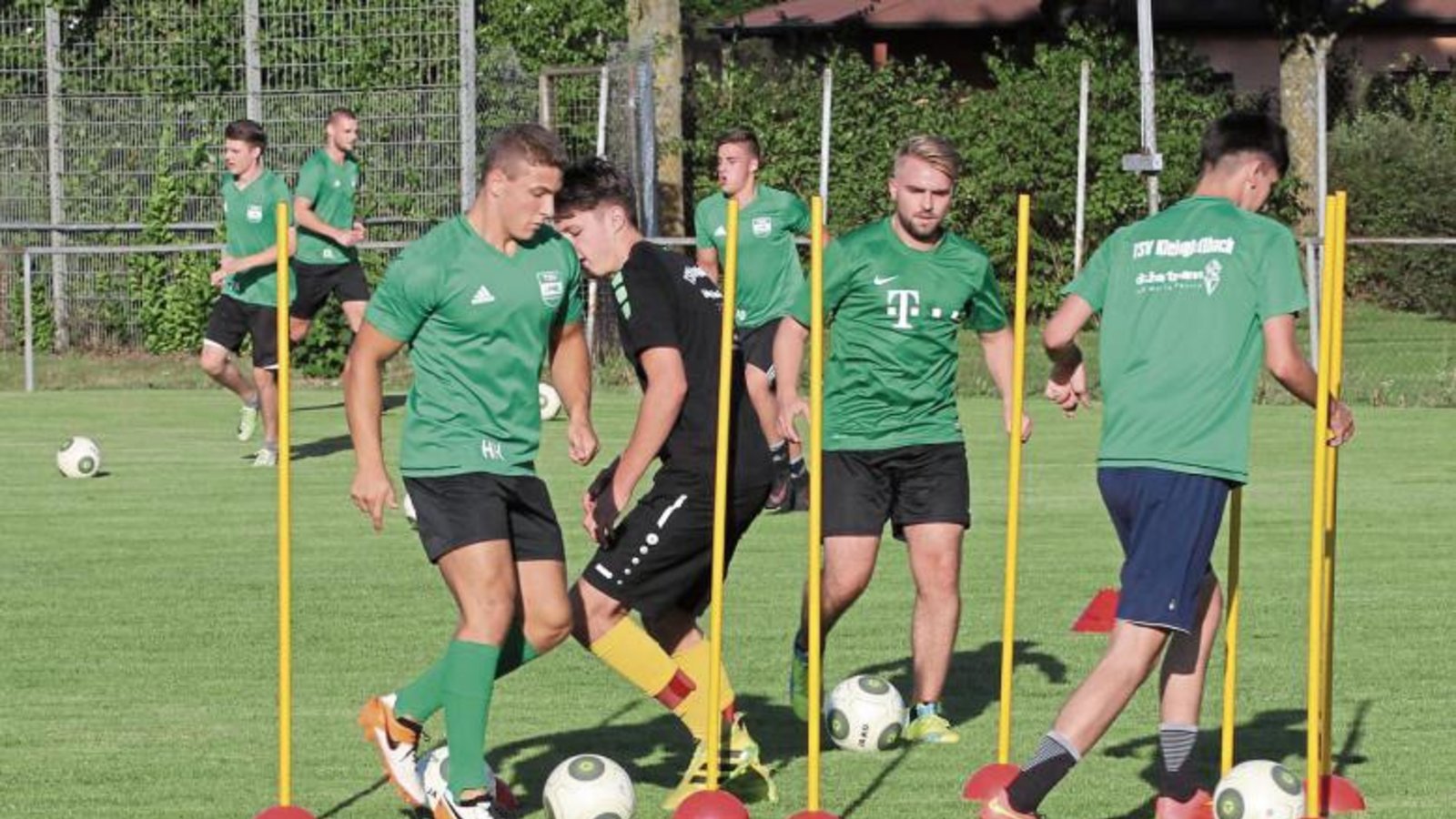 Den Ball immer am Fuß – auch so kann eine Konditionseinheit aussehen. der Kleinglattbacher Trainer Klaus Arnold ließ seine Spieler zum Trainingsauftakt des A-Ligisten viel laufen. Foto: Nachreiner Den Ball immer am Fuß – auch so kann eine Konditionseinheit aussehen. der Kleinglattbacher Trainer Klaus Arnold ließ seine Spieler zum Trainingsauftakt des A-Ligisten viel laufen. Foto: Nachreiner