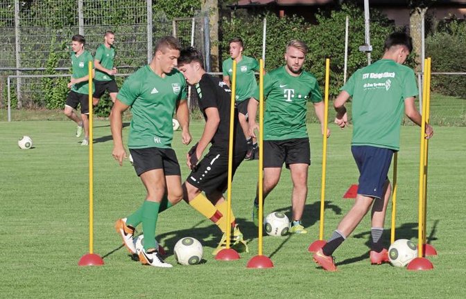 Den Ball immer am Fuß – auch so kann eine Konditionseinheit aussehen. der Kleinglattbacher Trainer Klaus Arnold ließ seine Spieler zum Trainingsauftakt des A-Ligisten viel laufen. Foto: Nachreiner