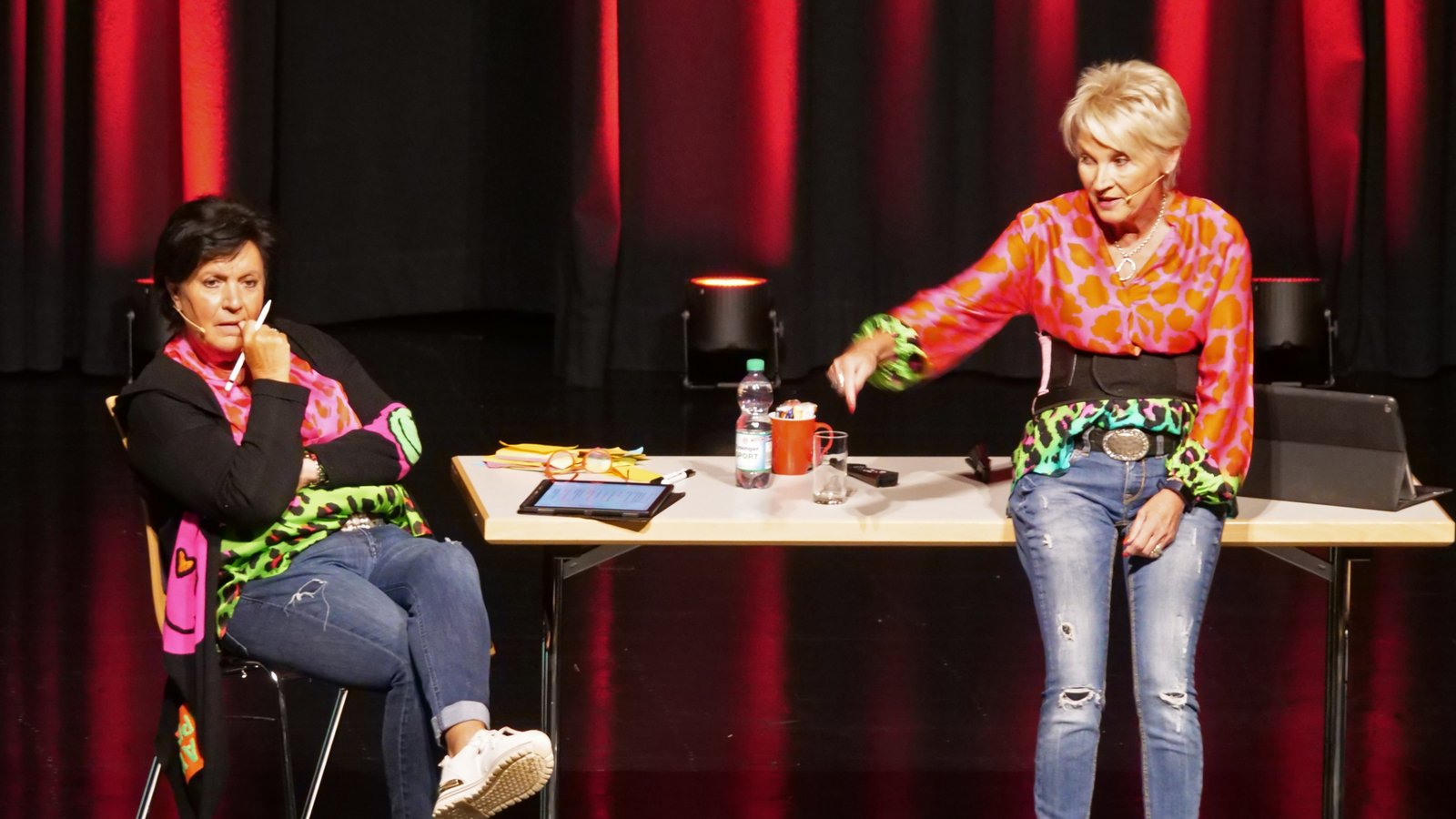 Petra Binder (links) und Doris Reichenauer schonen weder sich, noch ihre Männer, und schon gleich gar nicht die Lachmuskulatur des Publikums in der Vaihinger Stadthalle. Foto: Friedrich