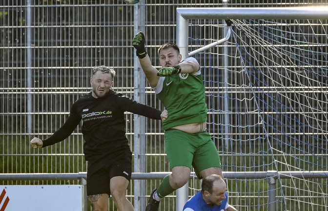 Wird in Bissingen ordentlich gefordert sein: Leon Berner (Mitte), der Keeper des SV Illingen.  <span class='image-autor'>Foto: Leitner</span>