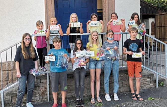 „Do it yourself-Batik“ so hieß das Motto der Veranstaltung des Musikvereins Ensingen, die im Rahmen des Ensinger Ferienprogramms bei herrlichem Sonnenschein unter der alten Kastanie im Hof des Vereinsheim dieser Tage stattfand. Weiße Kleidungs-und Stoffstücke – mehr brauchte man als Arbeitsmittel nicht. Unter der Anleitung von Pia Seemüller vom Musikverein Ensingen, unterstützt von Selina Lehner und Janina Dietz, zauberten die Kinder daraus mit Begeisterung trendige bunte T-Shirts , Tops und Taschen.  Foto: p