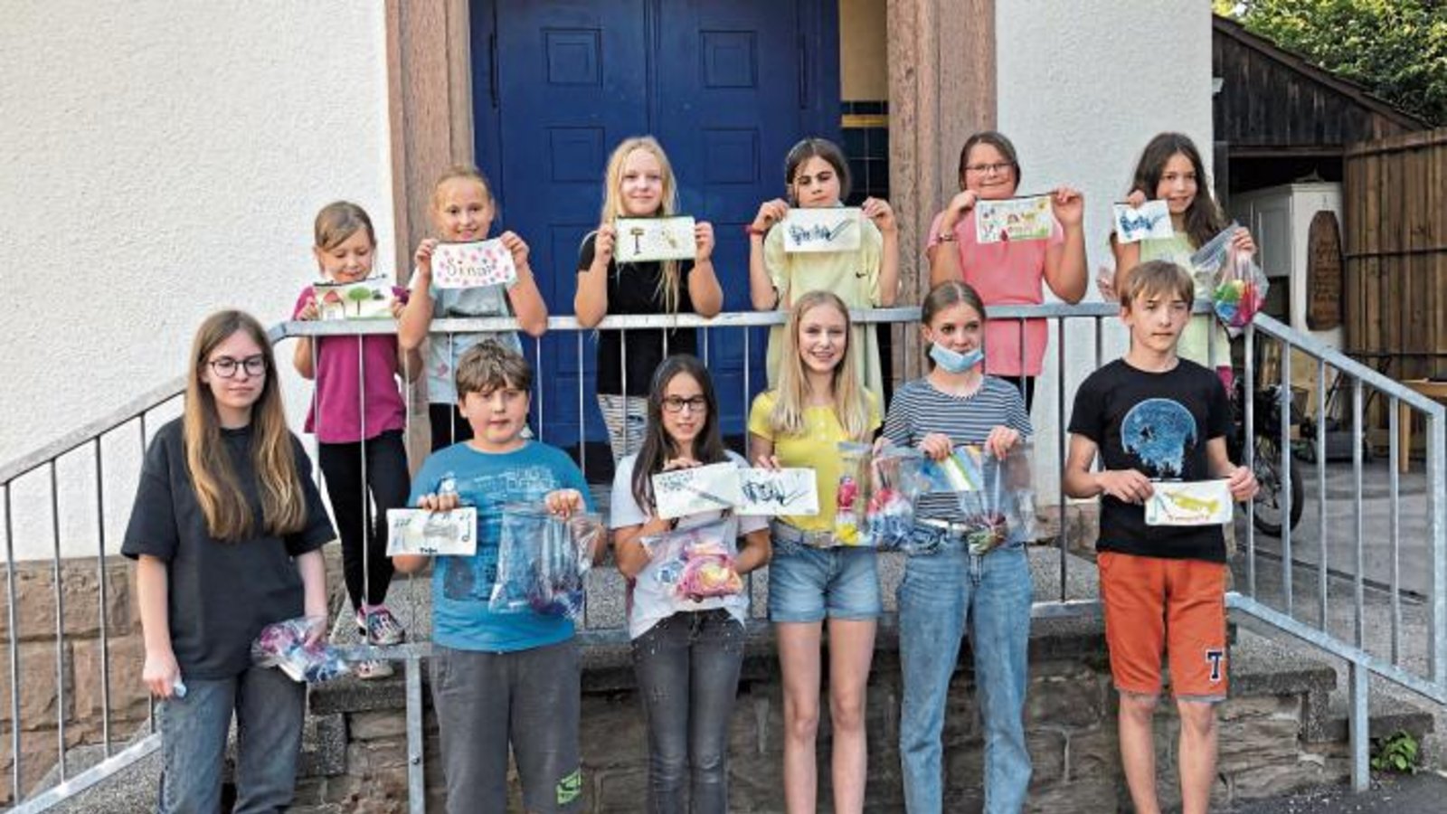 „Do it yourself-Batik“ so hieß das Motto der Veranstaltung des Musikvereins Ensingen, die im Rahmen des Ensinger Ferienprogramms bei herrlichem Sonnenschein unter der alten Kastanie im Hof des Vereinsheim dieser Tage stattfand. Weiße Kleidungs-und Stoffstücke – mehr brauchte man als Arbeitsmittel nicht. Unter der Anleitung von Pia Seemüller vom Musikverein Ensingen, unterstützt von Selina Lehner und Janina Dietz, zauberten die Kinder daraus mit Begeisterung trendige bunte T-Shirts , Tops und Taschen. Foto: p „Do it yourself-Batik“ so hieß das Motto der Veranstaltung des Musikvereins Ensingen, die im Rahmen des Ensinger Ferienprogramms bei herrlichem Sonnenschein unter der alten Kastanie im Hof des Vereinsheim dieser Tage stattfand. Weiße Kleidungs-und Stoffstücke – mehr brauchte man als Arbeitsmittel nicht. Unter der Anleitung von Pia Seemüller vom Musikverein Ensingen, unterstützt von Selina Lehner und Janina Dietz, zauberten die Kinder daraus mit Begeisterung trendige bunte T-Shirts , Tops und Taschen. Foto: p