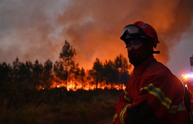Feuerwehrleute bekämpfen während der Waldbrände im Südwesten Frankreichs einen Brand außerhalb von Lanton. Foto: Emma Da Silva/AP/dpa<span class='image-autor'>Emma Da Silva/AP/dpa</span>