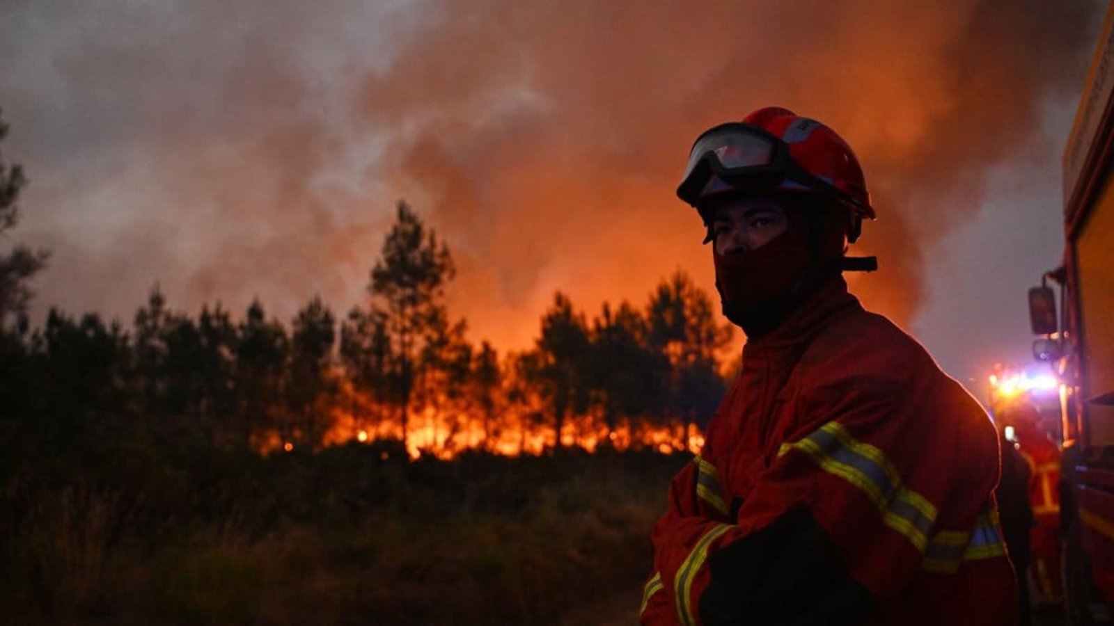 Feuerwehrleute bekämpfen während der Waldbrände im Südwesten Frankreichs einen Brand außerhalb von Lanton. Foto: Emma Da Silva/AP/dpaEmma Da Silva/AP/dpa